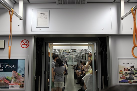 후쿠오카 공항역과 하카타역은 지하철 두 구간으로 가까운 거리에 있다.