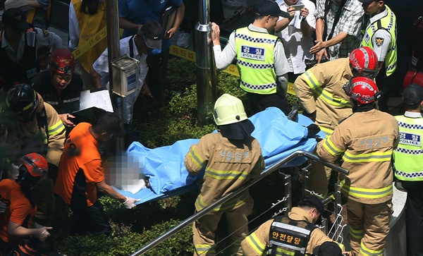 지난 12일 오후 서울 종로구 주한 일본대사관 앞에서 열린 수요집회에서 분신을 시도한 한 남성이 병원으로 이송되고 있다.