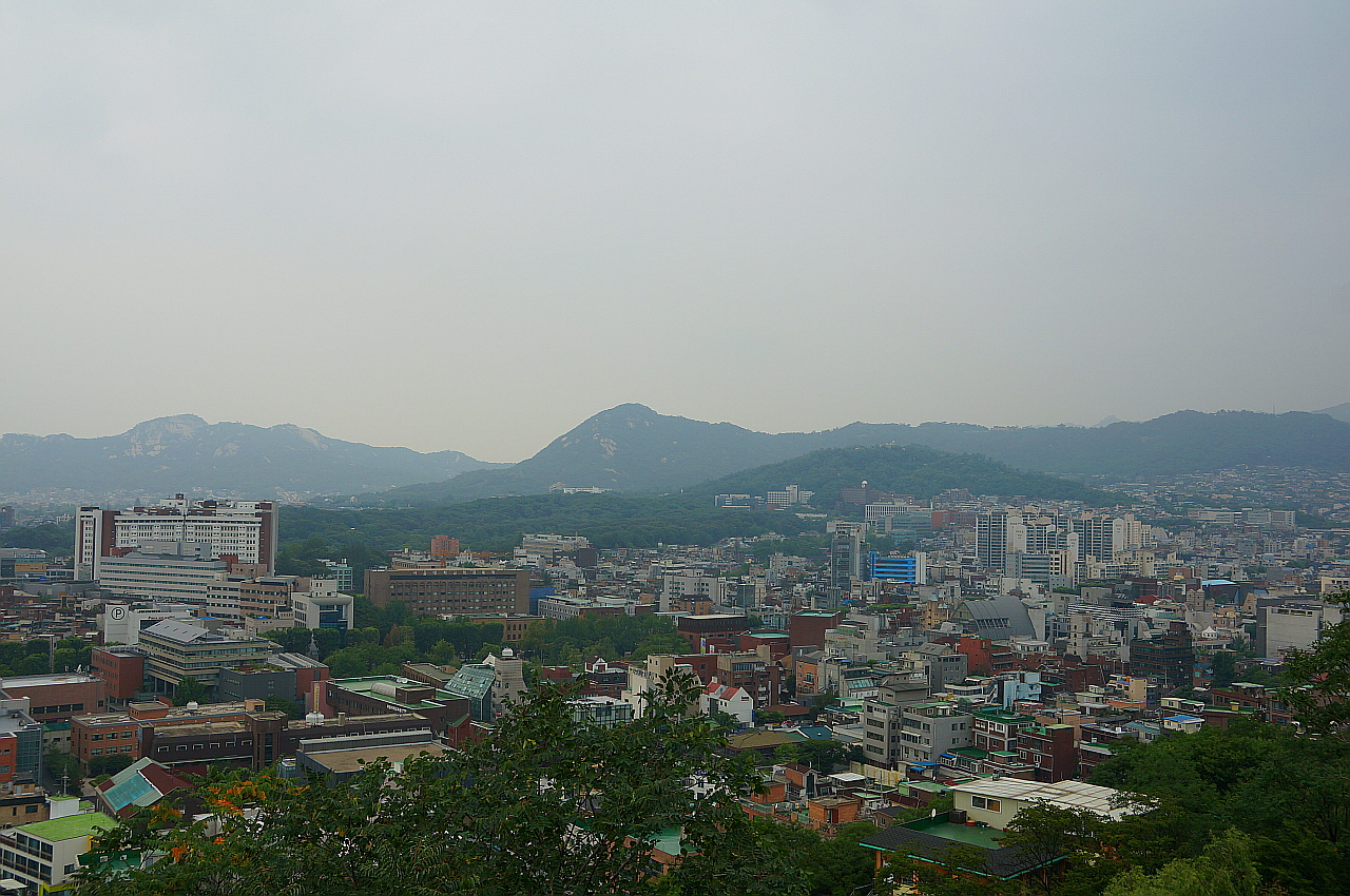 동촌의 산 낙산에서 바라다본 응봉과 동촌의 모습이다. 사진 왼쪽부터 인왕, 북악, 응봉이다.