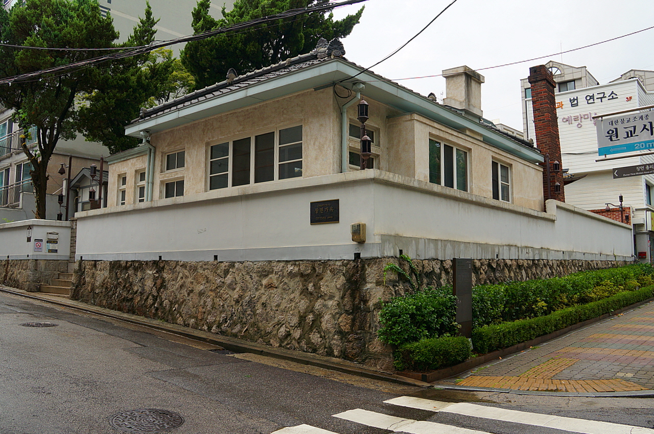 장면 가옥 혜화동에 있다하여 혜화장이라 불리기도 했다. 혜화로터리에서 성북동으로 넘어가는 길가에 있다.