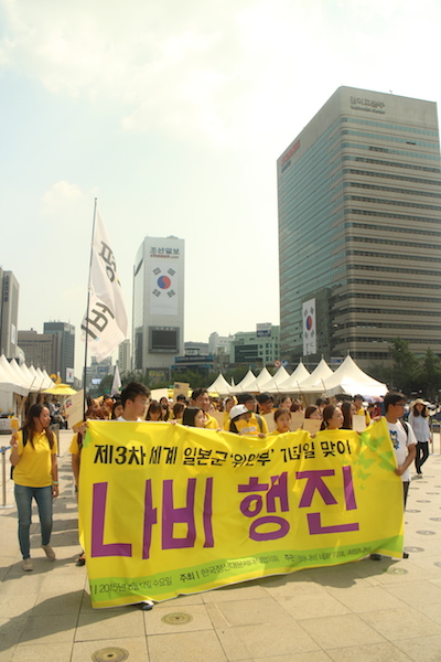 광화문 광장까지 도달한 행진 <평화나비> 학생들이 행진해 광화문 광장에 들어서고 있다.