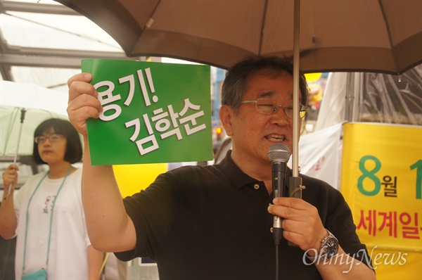 대구시 중구 동성로 한일극장 앞에서 12일 오후 열린 일본군위안부 문제해결을 위한 수요집회에서 김태일 시민단체연대회의 공동대표가 '용기! 김학순' 손피켓을 들고 발언을 하고 있다.