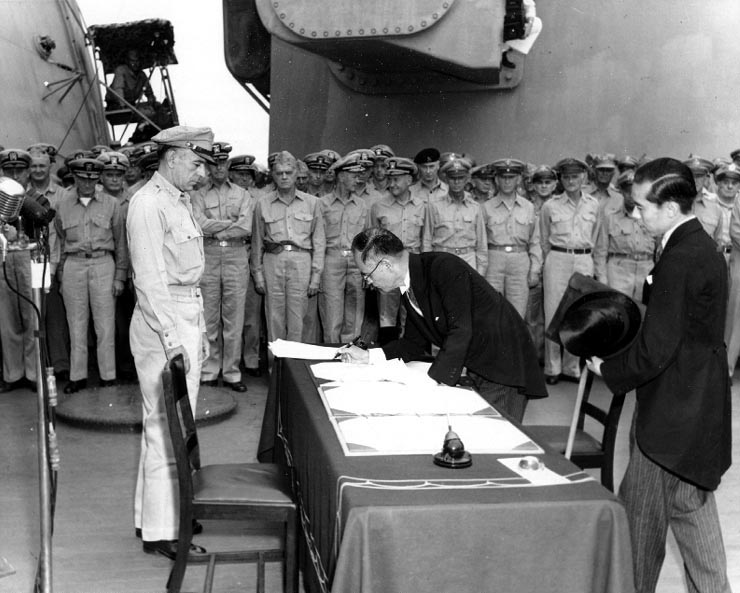 일본의 항복을 받는 미국. 1945년 9월 2일 전함 USS 미주리함에서 항복문서 서명식이 거행되고 있다. 