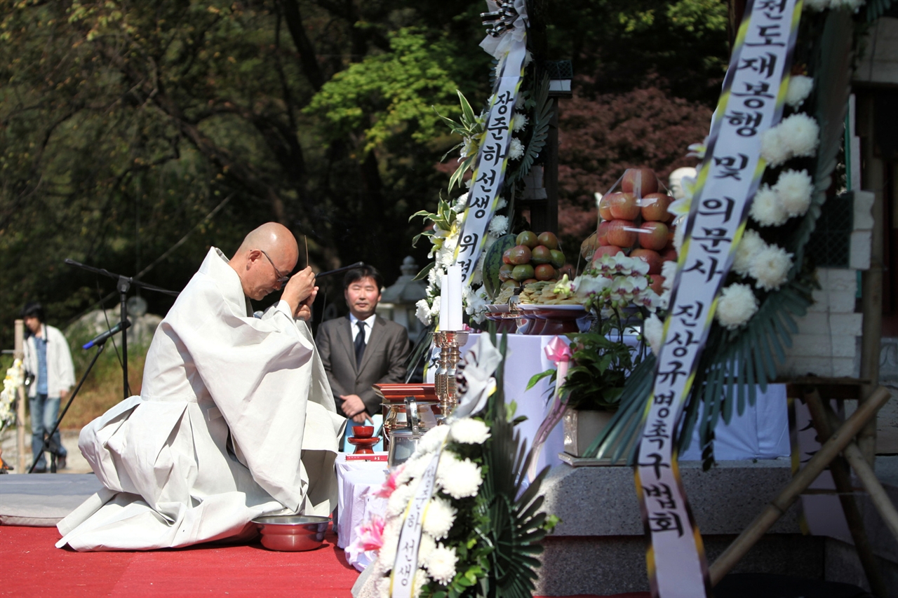 2012년 10월 6일 포천 흥룡사에서 고 장준하 선생님 천도재에서 만난 명진스님.