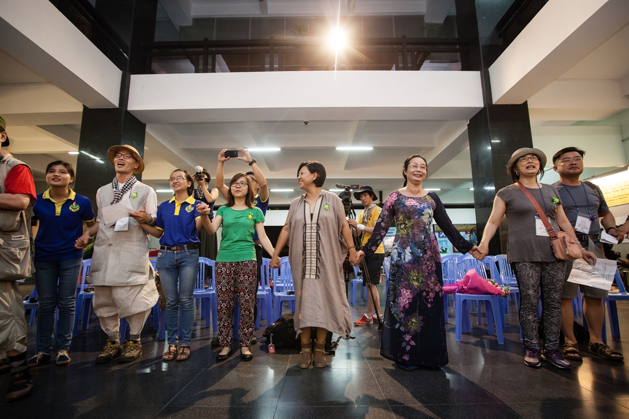 '함께' 부르는 '평화'의 노래. 베트남 평화기행 참석자들과 고엽제 피해자들, 베트남 대학생들이 손에 손을 잡고 노래를 부르고 있다.
