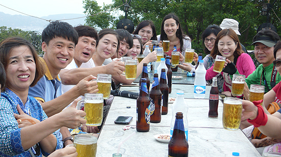  술 문화가 없는 인도에서 마시는 맥주 몇 잔은 오아시스에 버금가는 시원함입니다.