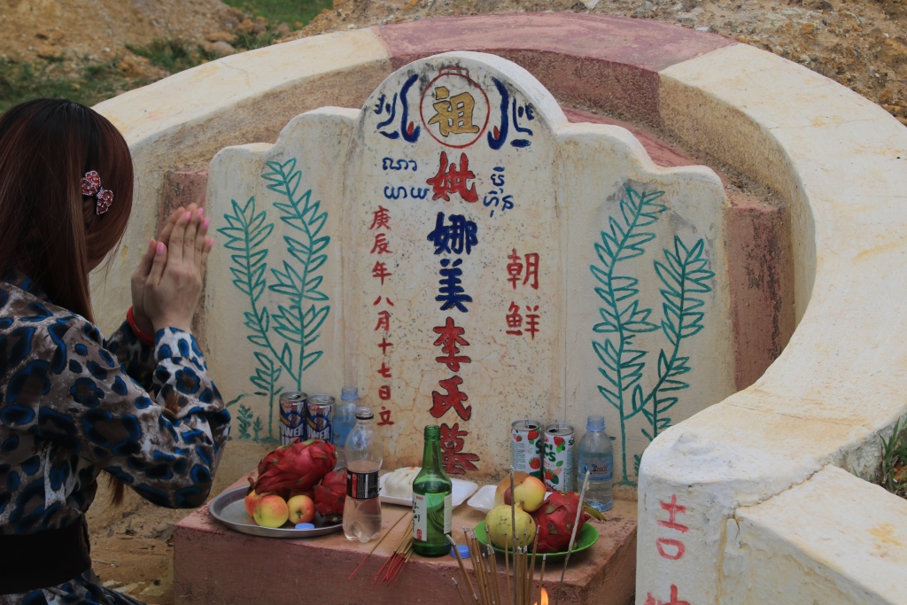 캄보디아까지 끌려간 일본군 위안부 피해자로 알려진 이남이 할머니의 무덤 앞에서 두손을 모아 기도를 올리고 있는 셋째 손녀딸 쟌니.