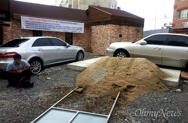  창원시와 '일본군 위안부 창원지역 추모조형물 건립추진위원회'가 마산합포구 오동동문화광장 입구에 소녀상을 건립하려고 하자 일부 주민들이 반대하며 차량을 주차해 놓았다.