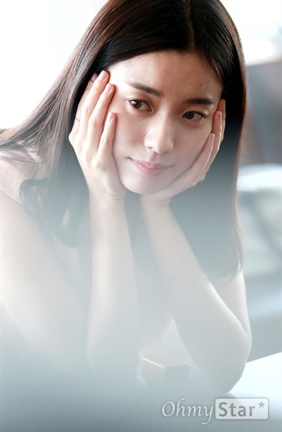  영화 <뷰티 인사이드>에서 홍이수 역의 배우 한효주가 12일 오후 서울 삼청동의 한 카페에서 포즈를 취하고 있다.