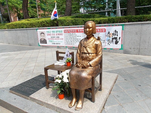 위안부소녀상. 일본대사관 앞.