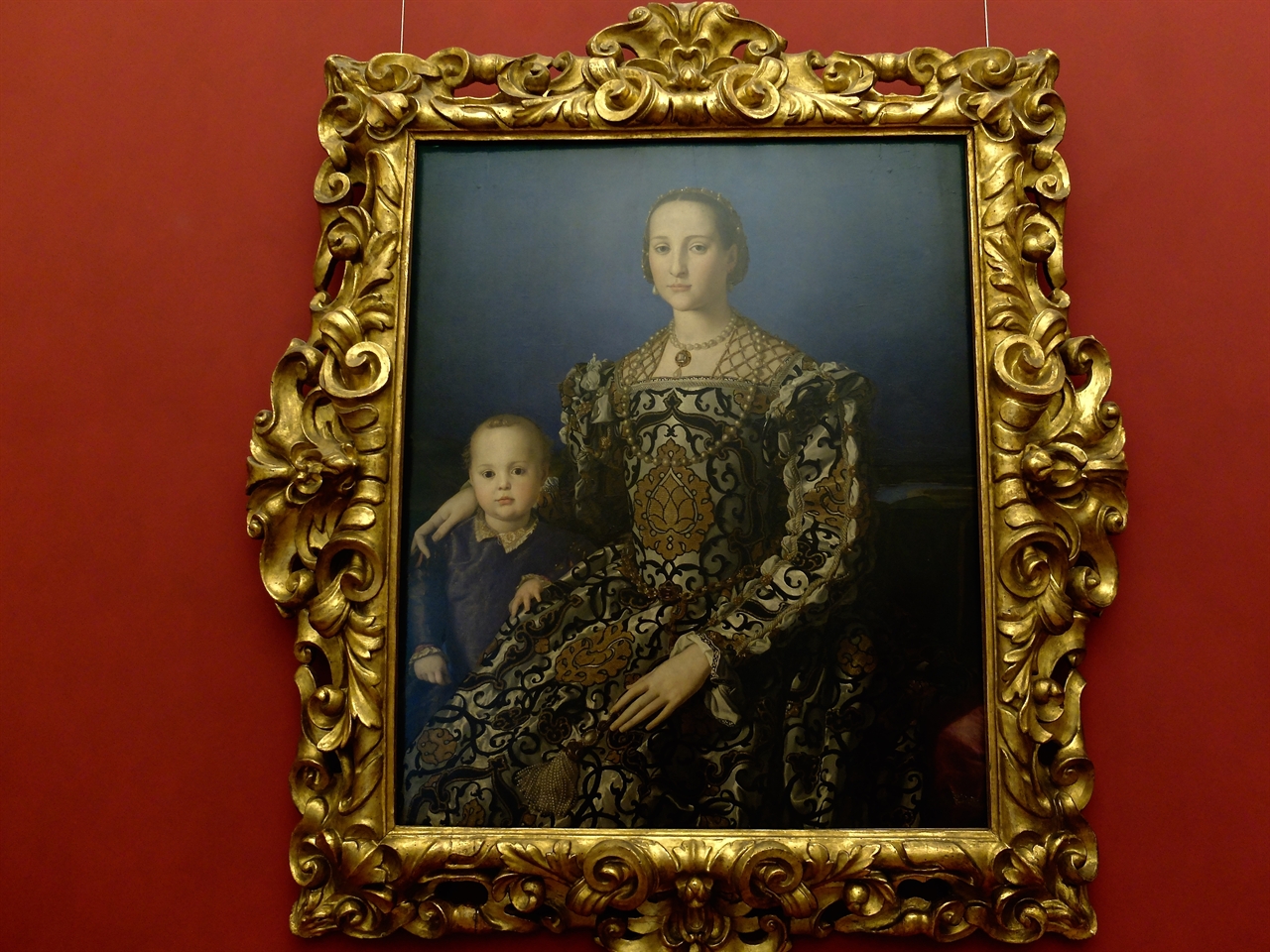 이뇰로 브론치노, ‘톨레도의 엘레오노라와 그녀의 아들 조반니의 초상’, 피렌체 우피치미술관, 독재적 정치를 펼쳤던 코시모 1세의 아내 엘레오노라와 아들의 초상으로 브론치노 특유의 매끄럽고 화려한 인물묘사가 돋보입니다.