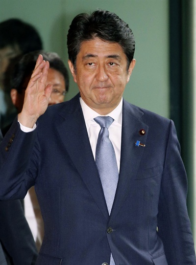 아베 신조(安倍晋三) 일본 총리가 14일 오후 도쿄 총리관저로 들어가고 있다.