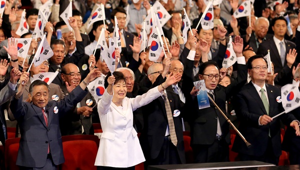 박근혜 대통령과 이명박 전 대통령, 박유철 광복회장 등 참석자들이 15일 세종문화회관에서 열린 제70주년 광복절 중앙경축식에서 만세를 부르고 있다.     
