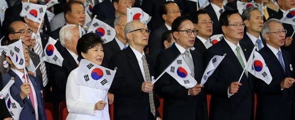 박근혜 대통령과 이명박 전 대통령 등 참석자들이 15일 세종문화회관에서 열린 제70주년 광복절 중앙경축식에서 광복절 노래를 부르고 있다.     