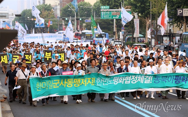 15일 오후 서울 대학로에서 열린 8·15 반전평화 범국민대회를 마친 참가자들이 종각사거리까지 행진하고 있다. 