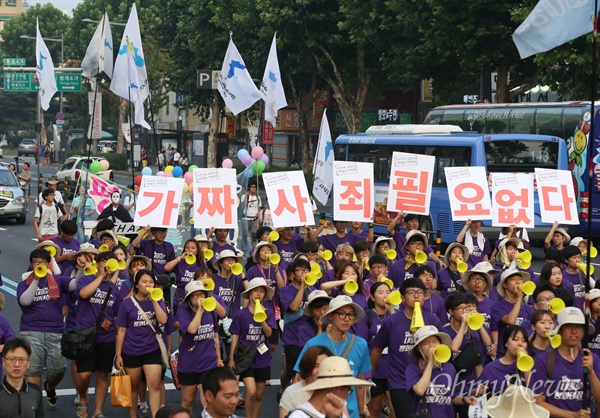 15일 오후 서울 대학로에서 열린 8·15 반전평화 범국민대회를 마친 참가자들이 '사과없는 아베담화'를 규탄하며 종각사거리까지 행진하고 있다. 