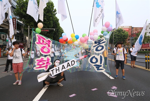  15일 오후 서울 대학로에서 열린 8·15 반전평화 범국민대회를 마친 참가자들이 한반도 내 사드(THAAD·고고도 미사일 방어체계) 배치를 반대하는 퍼포먼스를 벌이고 있다.