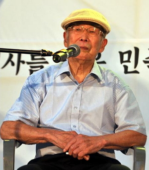 일본 강제 징용 피해자 김한수 할아버지(97세)가 무대에 올라 증언을 하고 있다. 증언은 마치고 무대를 내려간 김한수 할아버지는 못다 한 말이 있다며 자리에서 마이크를 청했다.