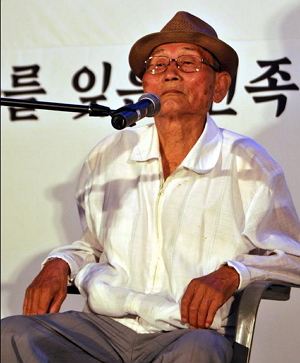 일본 강제 징용 피해자 최장섭 할아버지(87세)가 무대에 올라 증언을 하고 있다.