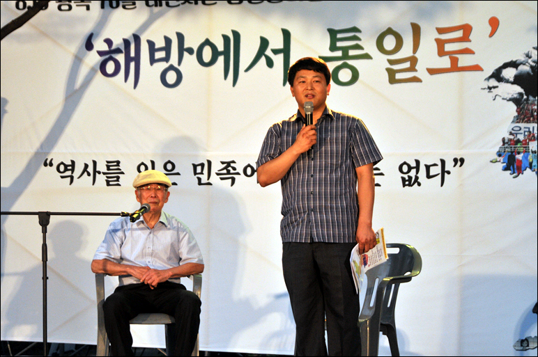 일본 강제 징용 피해자 '生生 증언'에 나선 김한수 할아버지(97, 왼쪽)와  오마이뉴스 장재완 기자(오른쪽)