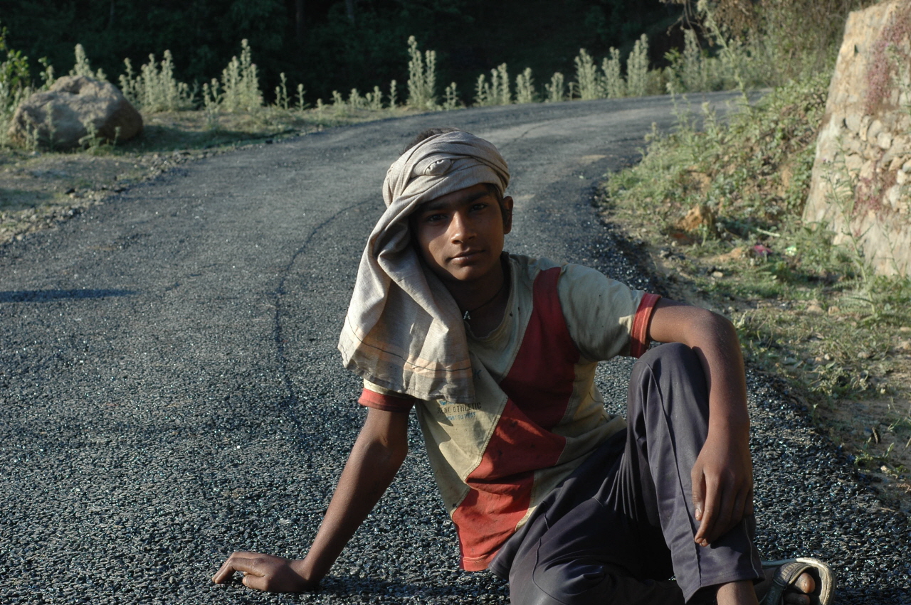 네팔 노동자들은 열 예일곱 살에서부터 50대 중반에 이르기까지 함께 일하고 있었다.