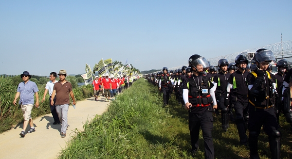 평택시민행동과 통일선봉대 참석자들이 송탄미공군기지 내 패트리어트 발사대 앞으로 행진하고 있다.