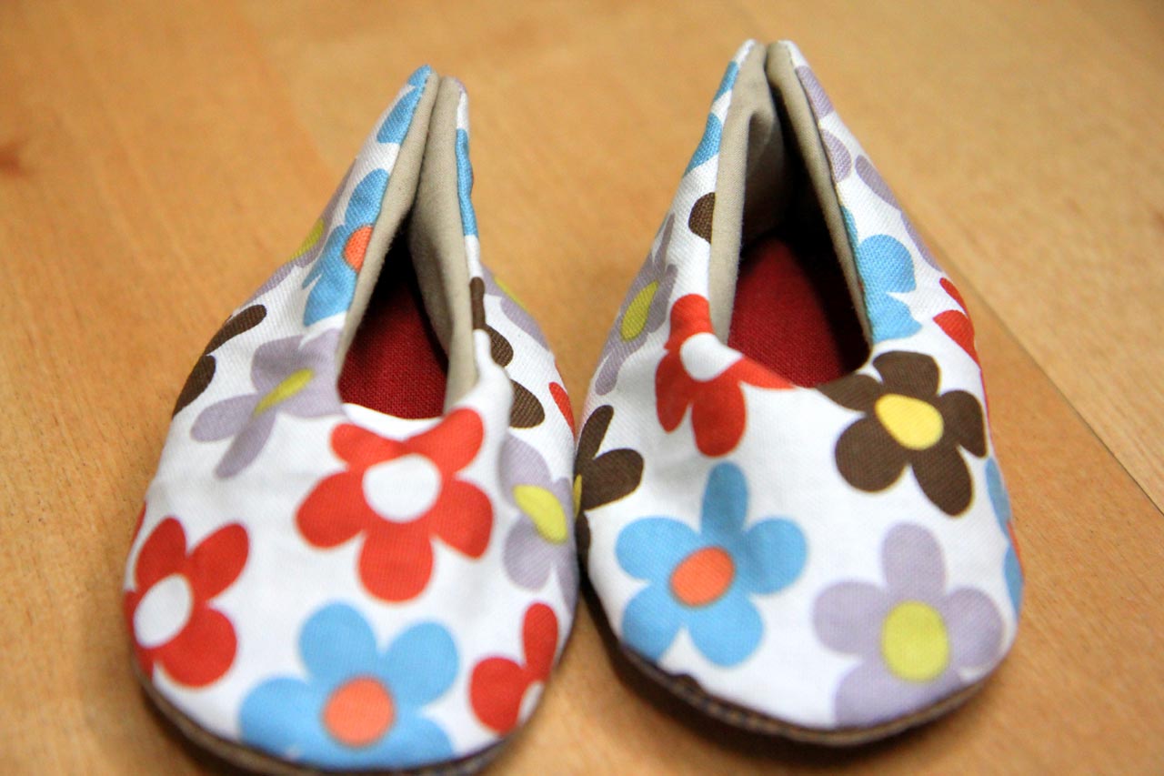 생협 한살림 활동가 출신 엄마들의 모임 '맘맘'이 고아부부에게 선물한 아기 신발. 맘맘 엄마가 손수 만든 신발입니다.