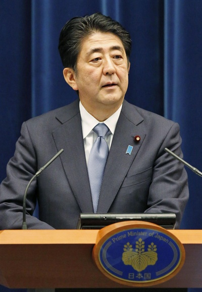 아베 신조(安倍晋三) 일본 총리가 지난 14일 오후 도쿄 총리관저에서 일본의 전후 70년에 관한 역사인식을 반영한 담화(일명 아베 담화)를 발표하고 있다. 