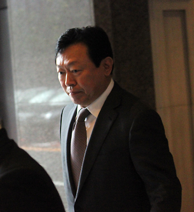 신동빈 롯데그룹 회장이 17일 오전 주주총회를 마치고 일본 도쿄도의 한 호텔을 빠져나가고 있다.