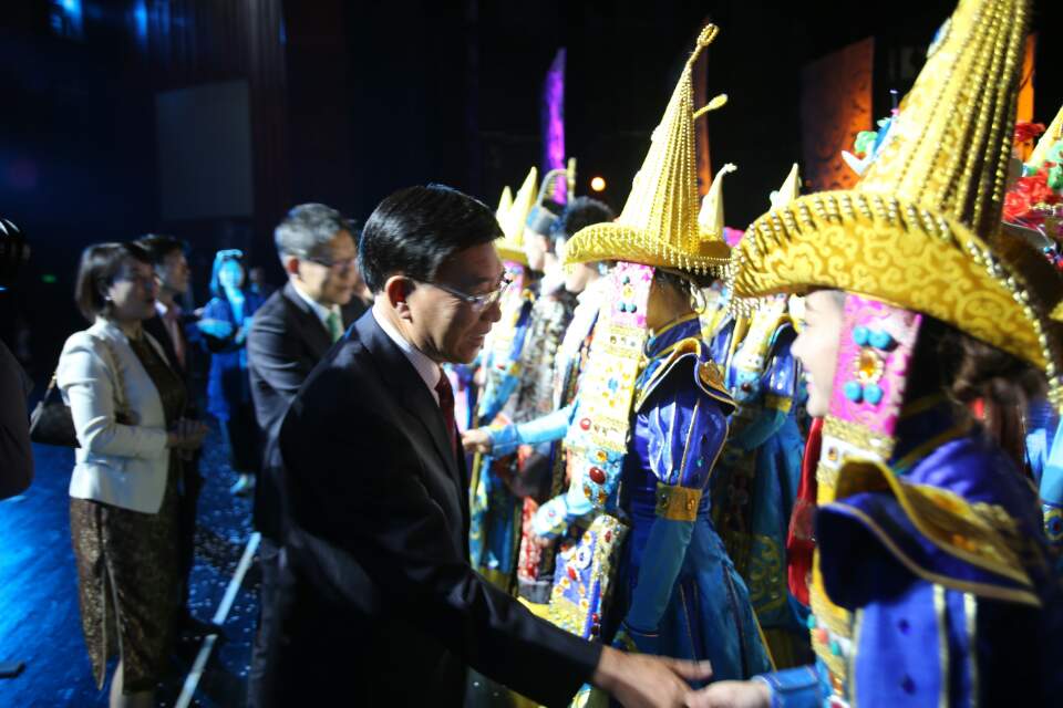 바오이즈 청해성 정치협상회의 부주석(사진 앞)이 최재천 의원과 함께 한-중 문화축제에 참가한 청해성 예술단원들을 격려하고 있다.