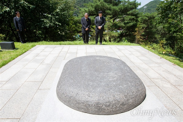 지난 2015년 8월 17일 오전 경기도 파주 장준하공원에서 열린 고 장준한 선생 40주기 추모식에서  차남 호성씨(왼쪽)와 손자 현욱씨가 묘를 찾아 묵념을 하고 있다.