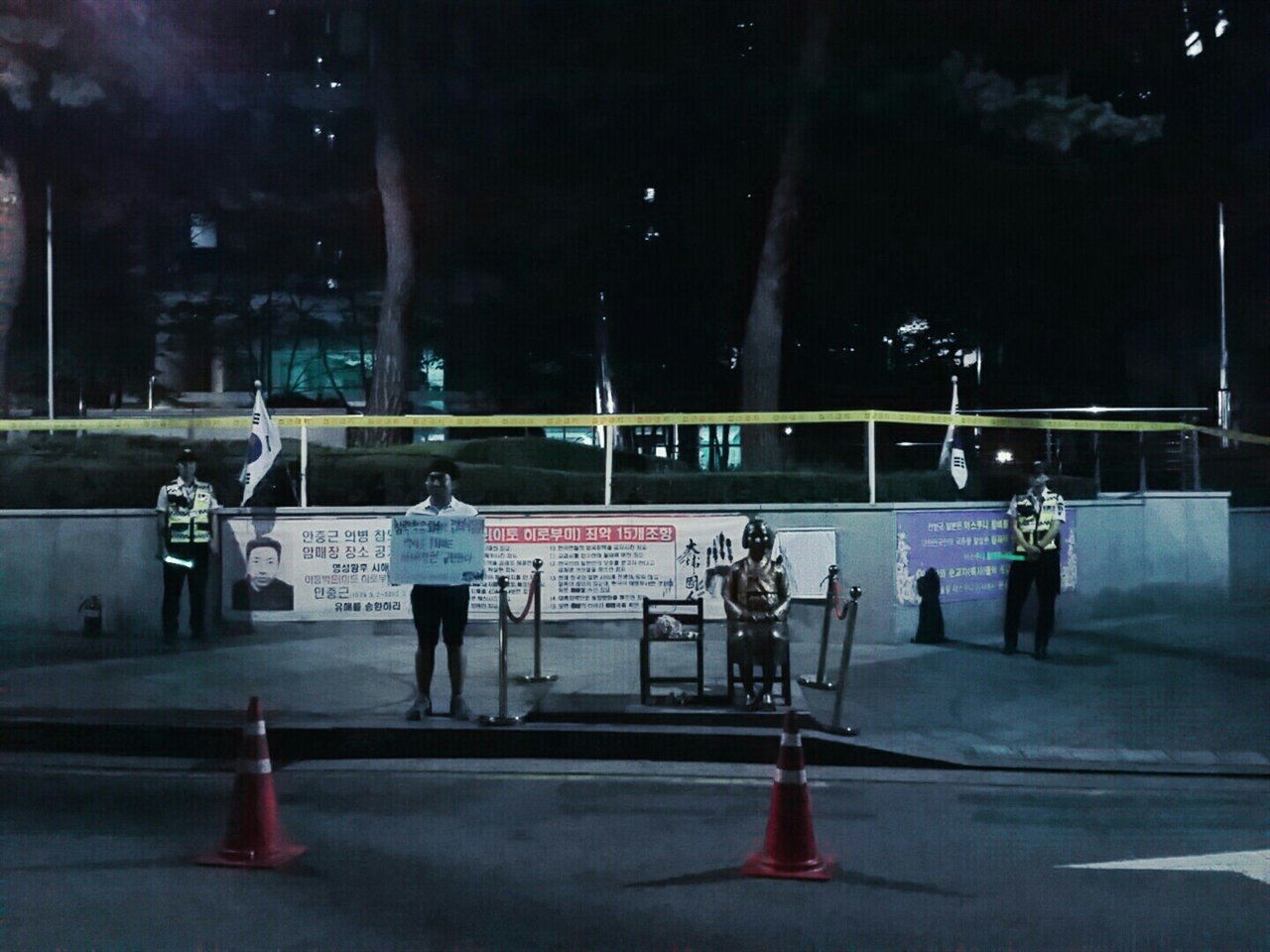 광복절을 맞아 15일 00시부터 24시까지 일본대사관 앞 평화로에서 '일본군'위안부'문제해결을위한 희망나비'회원들이 철야 릴레이 일인시위를 진행하고 있다.