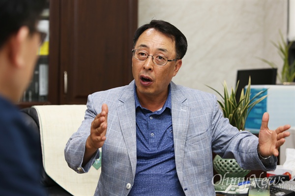최웅식 서울시의회 운영위원장은 남은 임기 중 이뤄내야 할 '최고의 숙원사업'으로 정책보좌관 도입을 꼽았다.