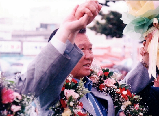 '아세아태평양평화재단' 이사장 시절(1995) 군산역 광장에서 환영받는 김대중 전 대통령 
