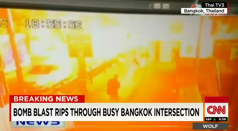 태국 방콕 도심에서 발생한 폭탄 테러 상황을 보도하는 CNN 뉴스 갈무리.