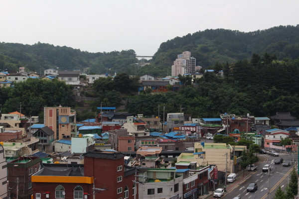  진주성이 한눈에 내려다보이는 수정봉과 옥봉 뒤로 말티고개로 동북아국제전쟁 때 일본군이 쳐들어왔다.