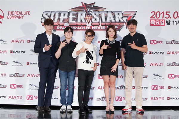  Mnet <슈퍼스타K7>의 심사위원들과 제작진. 왼쪽부터 성시경, 마두식 PD, 김범수, 백지영, 김기웅 국장. 