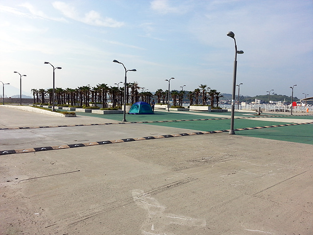 국동항 주변에 설치된 수변공원. 여름 밤이면 주민들의 시원한 휴식공간이 된다