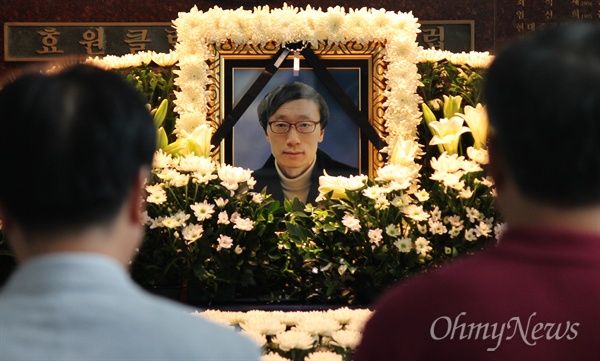 2015년 8월 18일 오후 부산대학교 본관 로비에 마련된 고현철 교수의 분향소를 찾은 동료 교수들이 조문을 하고 있다. 고 교수는 17일 오후 총장 간선제 도입을 규탄하며 투신해 사망했다. 