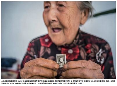 포토닷이 뽑는 '포티스트 선정작가'가 된 안세홍 님이 일본군 성노예(종군위안부)가 되어야 했던 할머님을 찾아나서면서 할머님 삶을 사진으로 남기는 "겹겹" 다큐멘터리 가운데 하나.