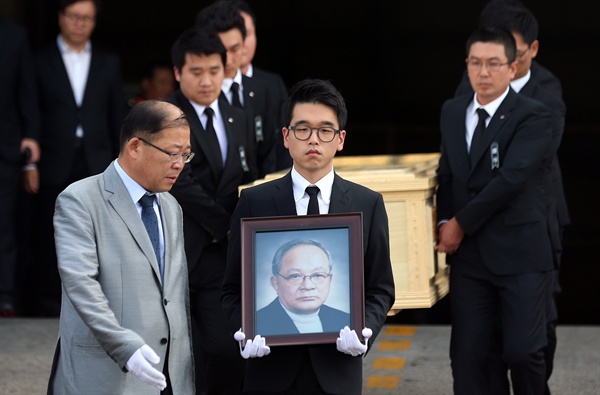 중국 베이징에서 지병인 암으로 별세한 고(故) 이맹희 CJ그룹 명예회장의 시신이 17일 오후 서울 김포공항 화물청사를 통해 운구되고 있다.