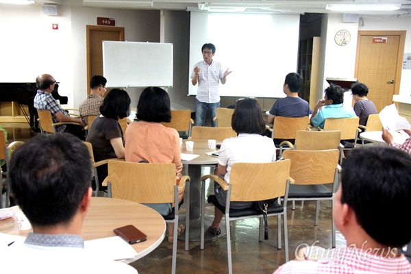 마산 창동시민대학운영위원회가 열고 있는 창동시민대학의 하나로 18일 저녁 창동도시재생 어울림센터에서 김용기 경남사회적경제지원센터장이 “사회적 경제란 무엇인가”라는 제목으로 강연했다.