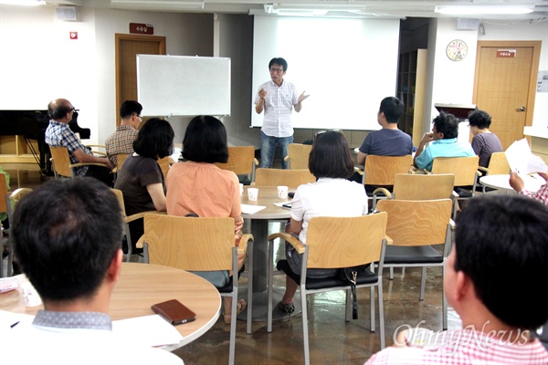  마산 창동시민대학운영위원회가 열고 있는 창동시민대학의 하나로 18일 저녁 창동도시재생 어울림센터에서 김용기 경남사회적경제지원센터장이 “사회적 경제란 무엇인가”라는 제목으로 강연했다.