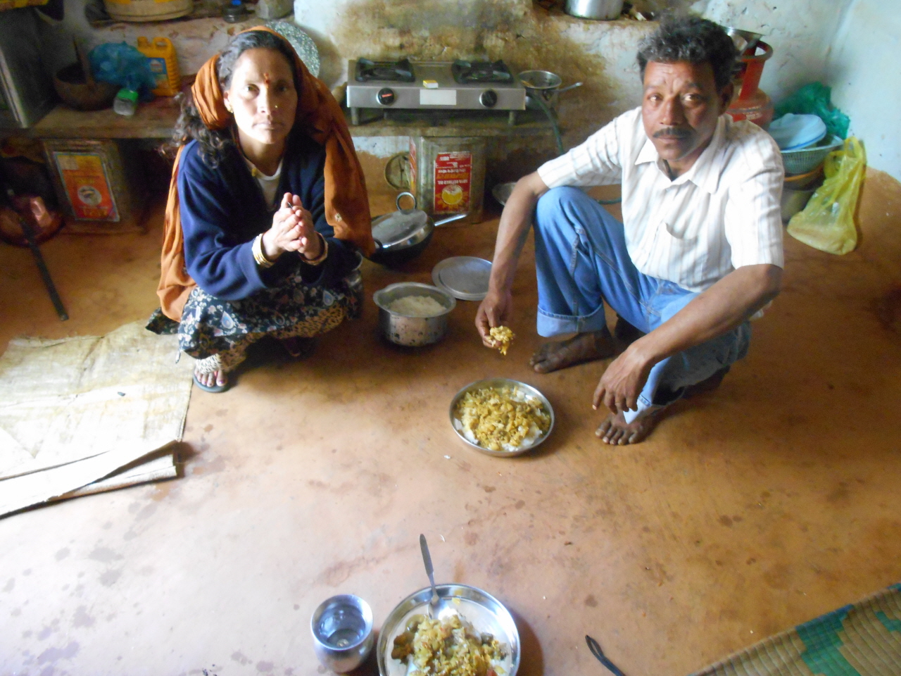 허름한 움막집에서 내게 한 끼 식사를 베푼 네팔 부부. 두 딸과 함께 생활하는 사내는 코사니에서 관광객들을 상대로 일하고 있었다.