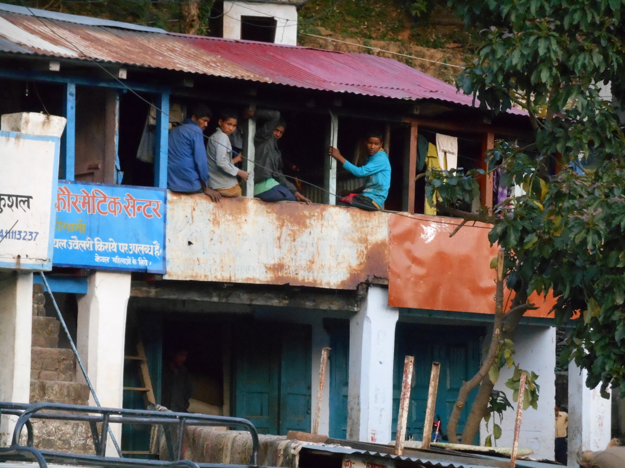 주차장에서 만난 사내의 보금자리는 네팔 노동자들이 단체로 머무는 허룸한 숙소 뒷편에 자리잡은 움막집이었다.