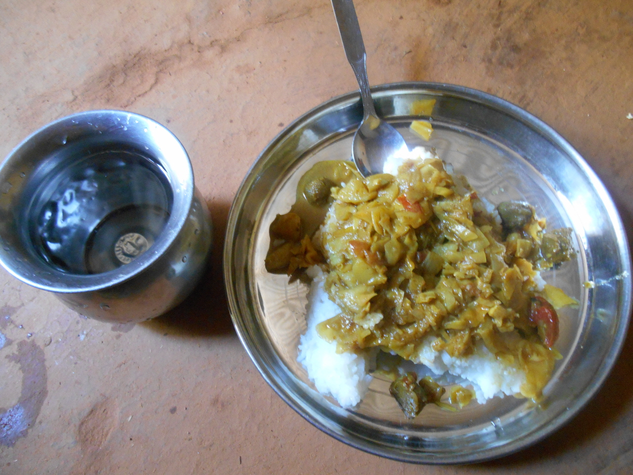네팔 부부가 내 준 음식. 네팔 사람들과 인도 사람들이 즐겨먹는 음식인 '달'.