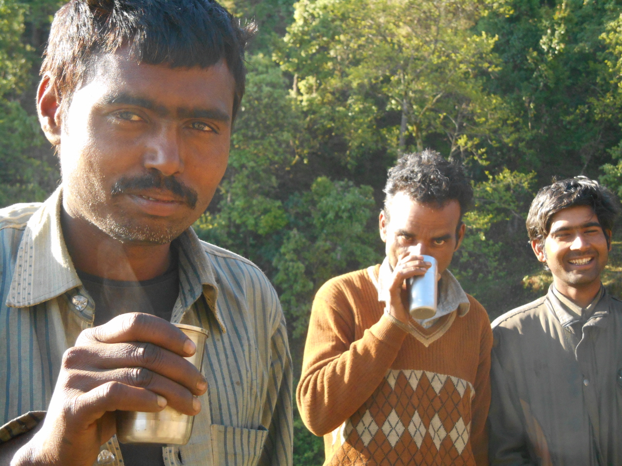 이른 아침 산책길에서 내게 짜이를 권했던 사내들. 네팔에서 온 아스팔트 노동자들이다.