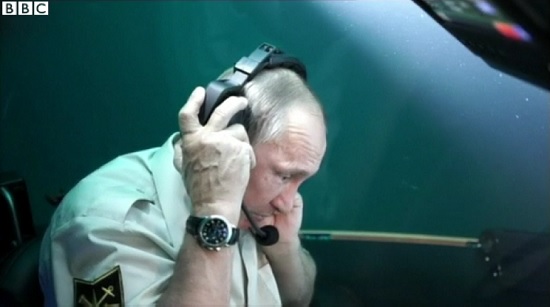 푸틴 러시아 대통령의 크림반도 방문 소식을 전한 BBC 갈무리. 이날 푸틴은 잠수정을 타고 흑해 바닥으로 내려갔다.