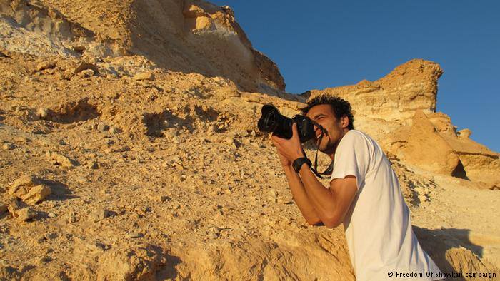 이집트의 프리랜서 사진기자 샤칸이 촬영하고 있는 모습