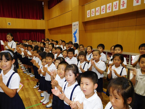 박수로 맞이해 주는 도쿄조선제1초중급학교 학생들.